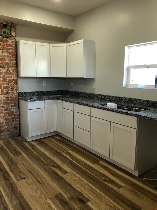 Large kitchen with granite - 1432 Wendell Ave