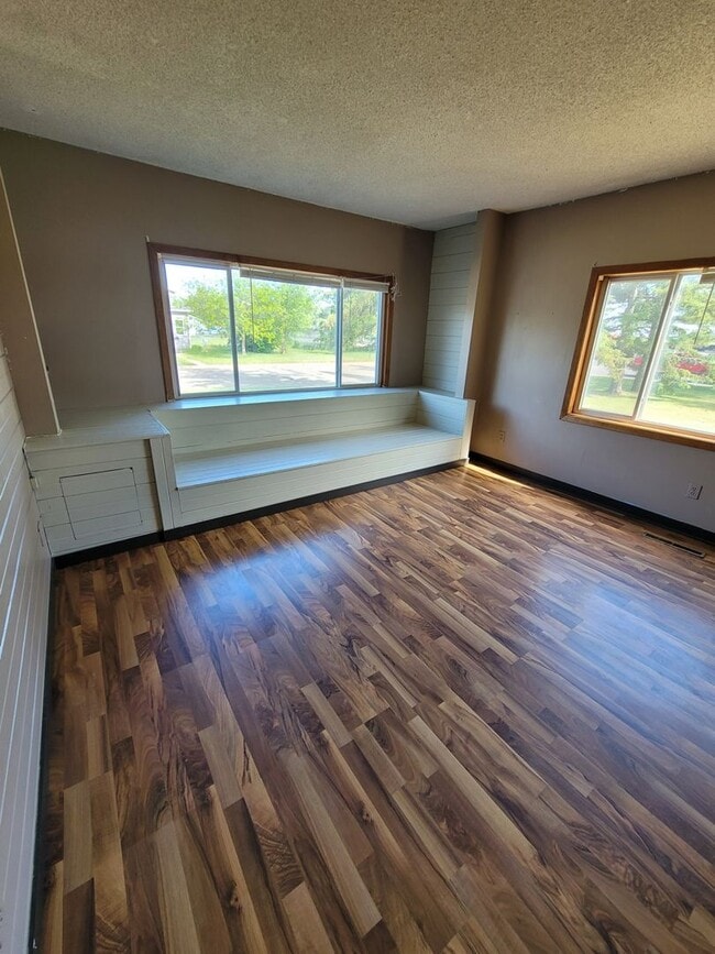 Building Photo - 723 Lincoln Ave SE