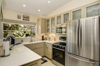 Building Photo - 8840 Villa La Jolla Dr