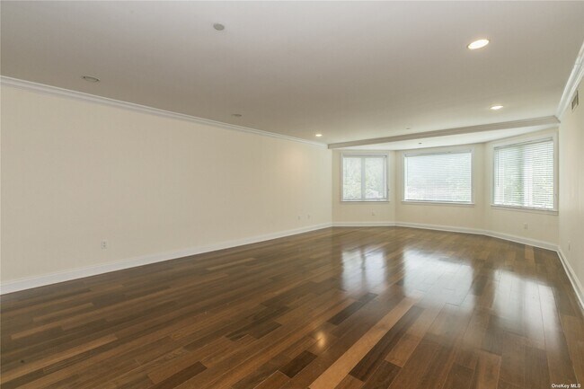 Foto del edificio - 171 Great Neck Rd