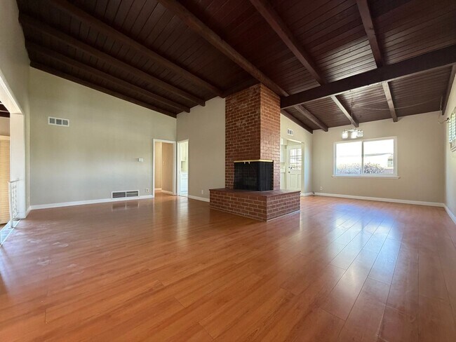 Foto del edificio - Stunning Mid-Century Modern Home  in Garden Grove