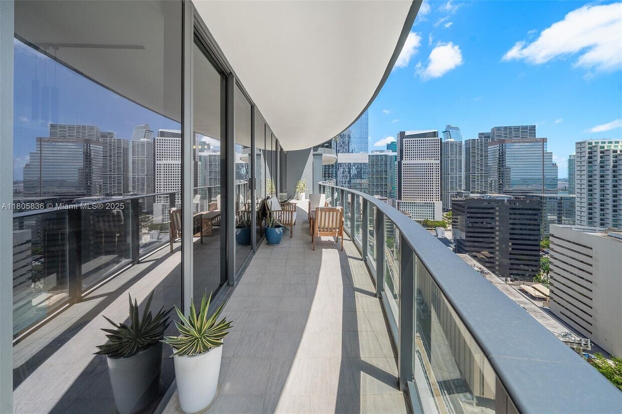 Primary Photo - 1000 Brickell Plz
