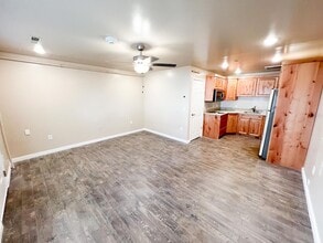 Building Photo - 1060 N Louis St