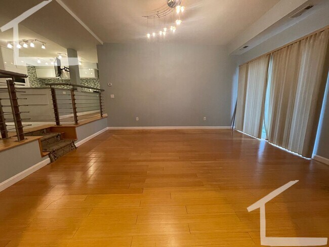 Building Photo - CHESTNUT HILL 2BED / 2BATH WITH HEAT AND H...