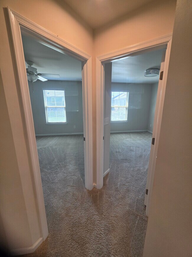 Foto del edificio - 318 Willow Wood Ct