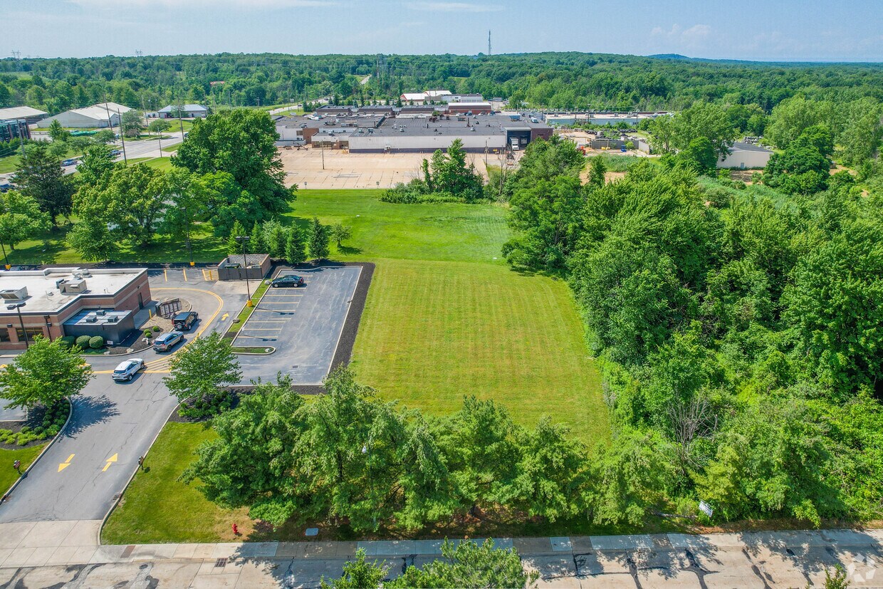Redwood Chardon Apartments 7th Ave Chardon, OH