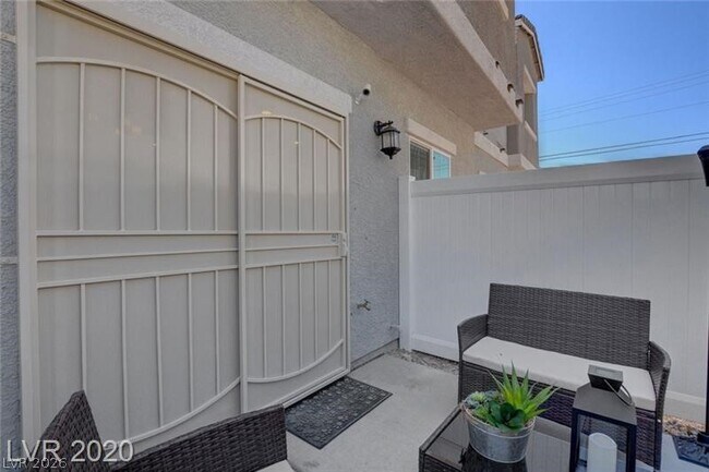 Foto del edificio - 2860 Sunflower Days Ave