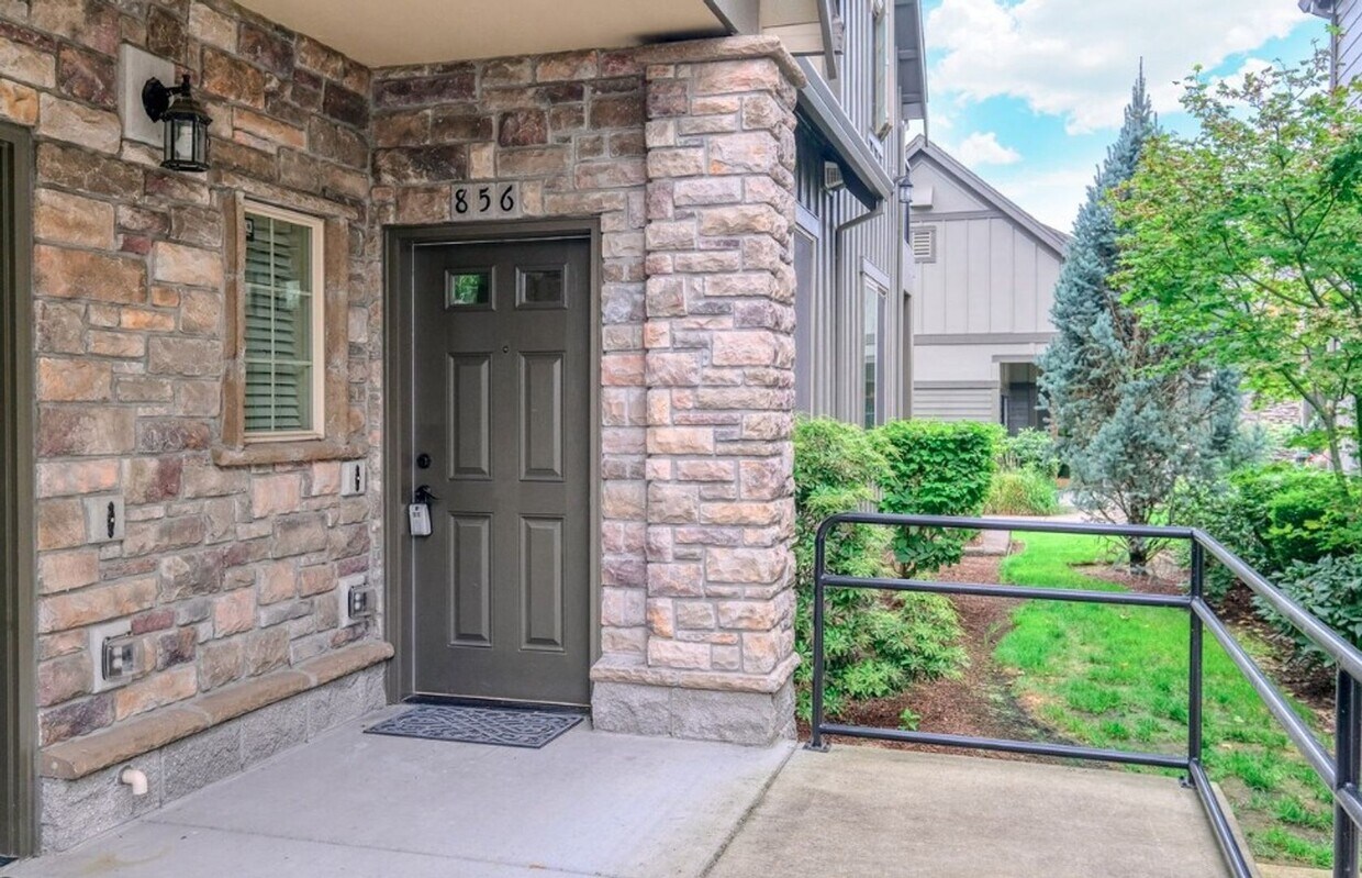 Building Photo - 856 NE Wheelock Pl