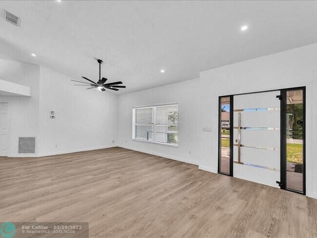Foto del edificio - 2928 SE Bella Rd