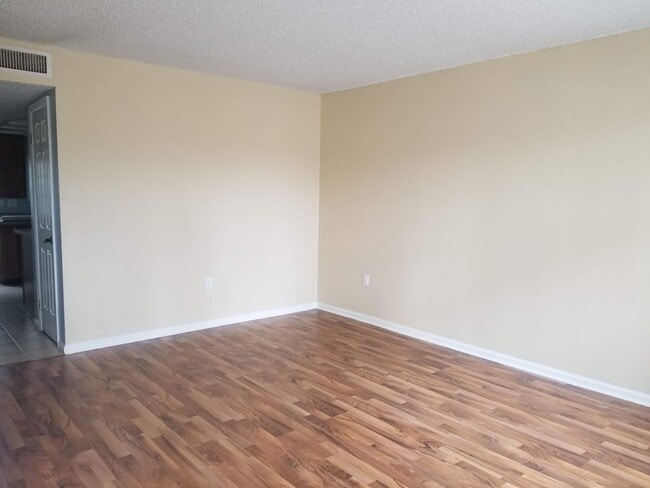 Foto del edificio - Two-Bedroom Townhome Across from Country Park