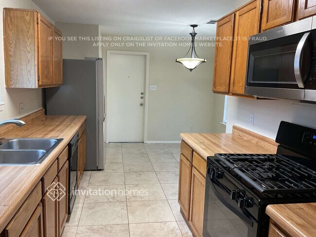 Foto del edificio - 16751 Summer Dawn Ln