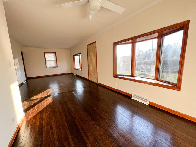 Building Photo - 216 Meadowside Rd
