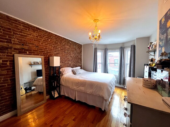 Building Photo - Well Renovated 2-Bed, 2-Bath Apartment in ...