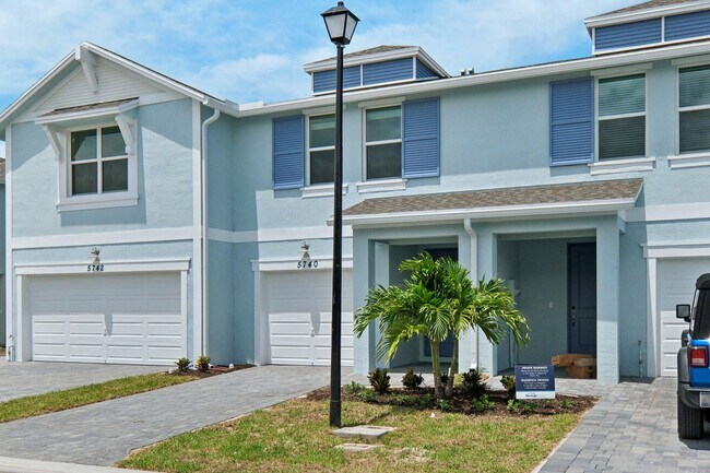 Building Photo - 5740 SE Edgewater Cir