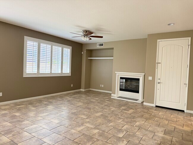 Sala de estar con contraventanas tipo plantación. - 28377 Mirabelle Ln