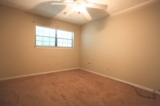 Building Photo - Two Bedroom Duplex Available March!