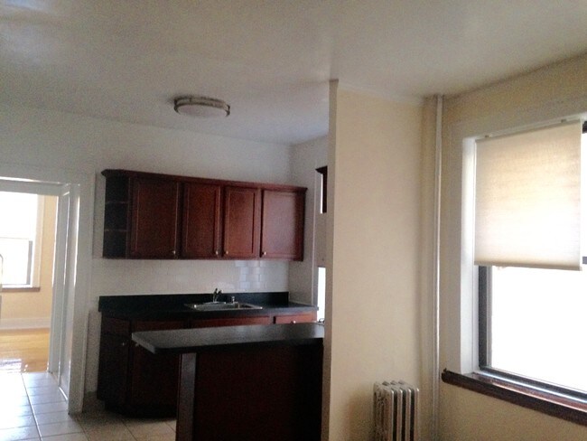 Building Photo - 2170 Crescent St