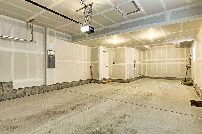 Building Photo - 3 Bedroom Split Level in Raindance