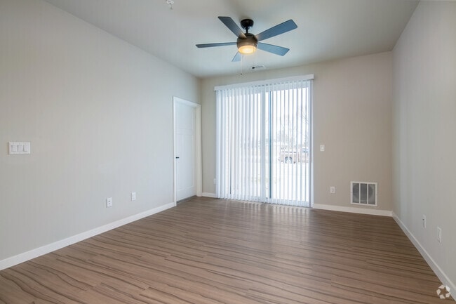 4BR, 2BA - 1288 - 500 N Tratt St