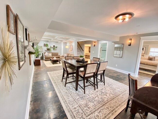 Amplia sala de estar principal con espacio para sala de estar, comedor y escritorio. - 854 Moreland Ave SE