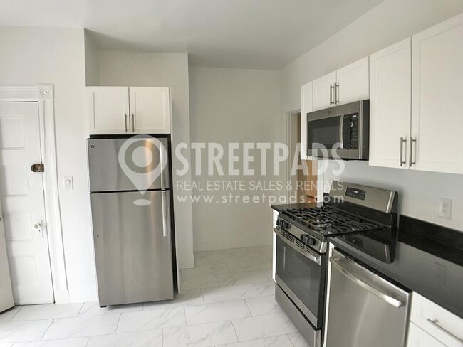 Building Photo - 3 bedroom in Brookline MA 02135