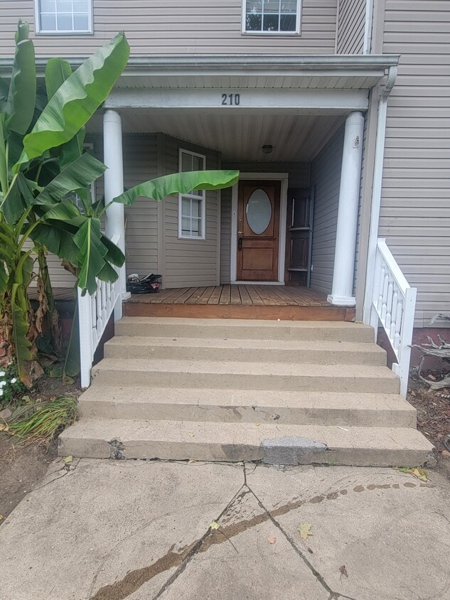 Primary Photo - 210 W Unaka Ave