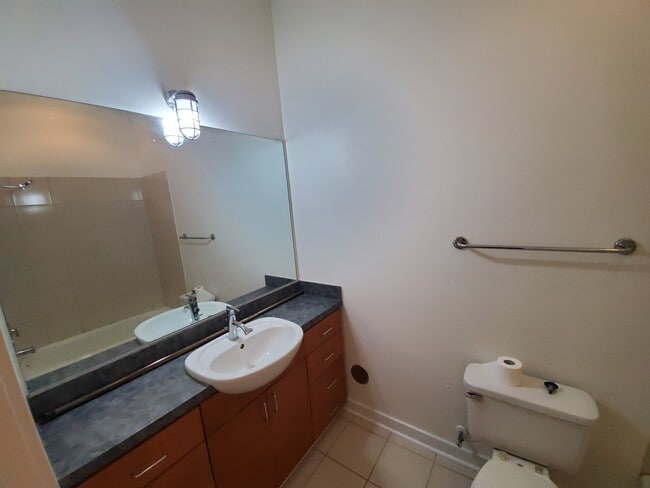 MBR Bath - 525 E 6th St