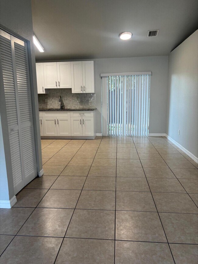 Foto del edificio - 1939 Palm Acres Dr