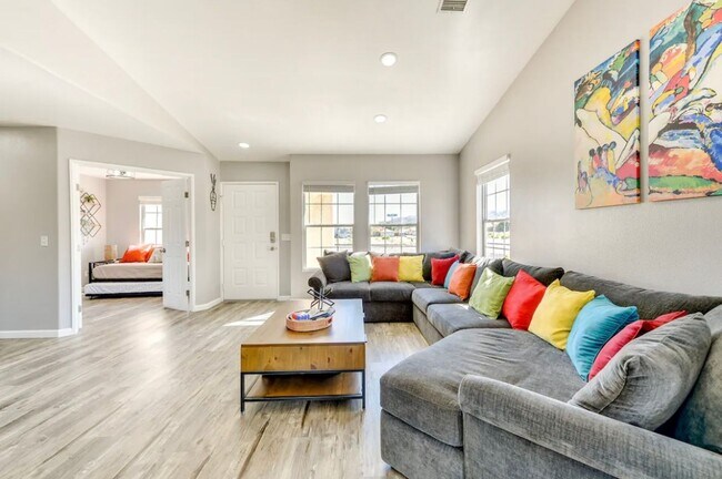 Foto del edificio - AVAILABLE NOW $200 off First Month Rent