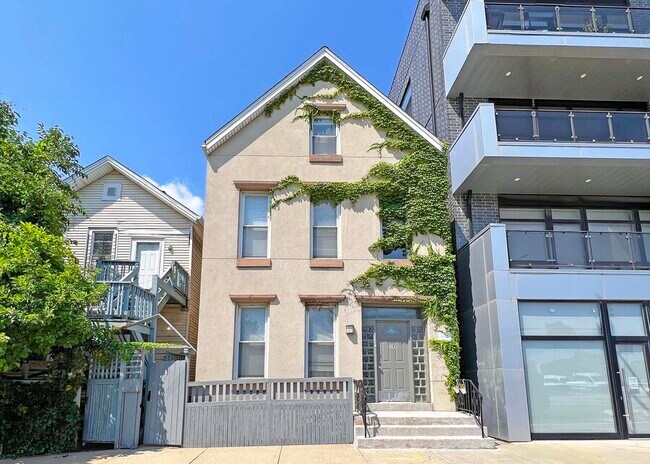 Foto del edificio - 942 N Elston Ave