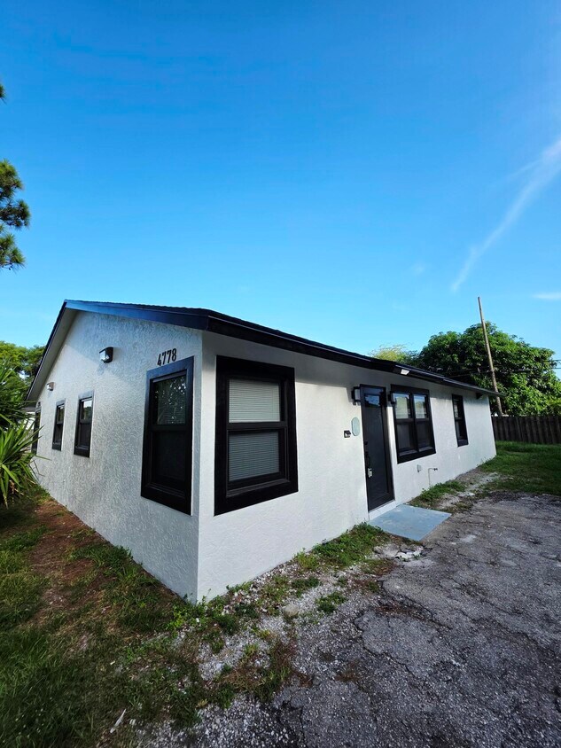 Foto principal - 4778 Carver St