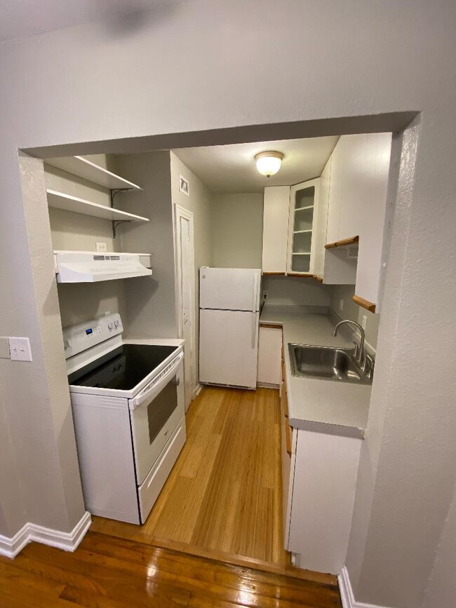 Cocina - 2741 Riverside Ave