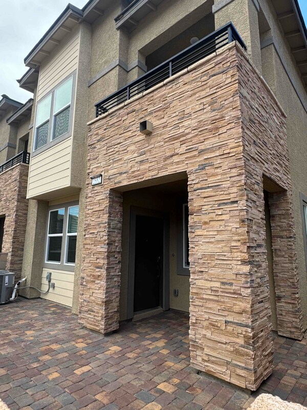 Building Photo - 2552 Venetia Pointe St