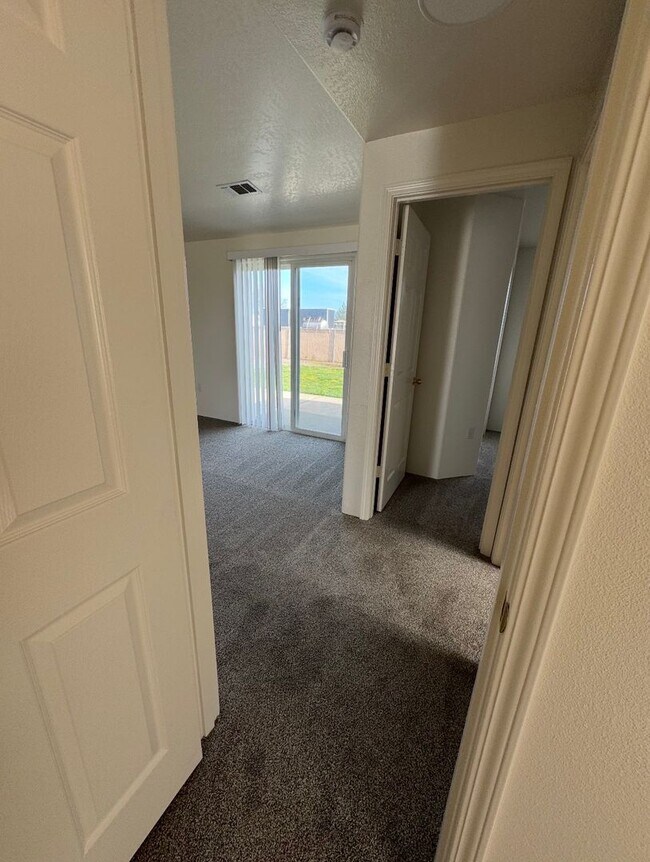 Building Photo - Beautiful 3 bedroom 2 bathroom home with new range, paint and carpet available soon!