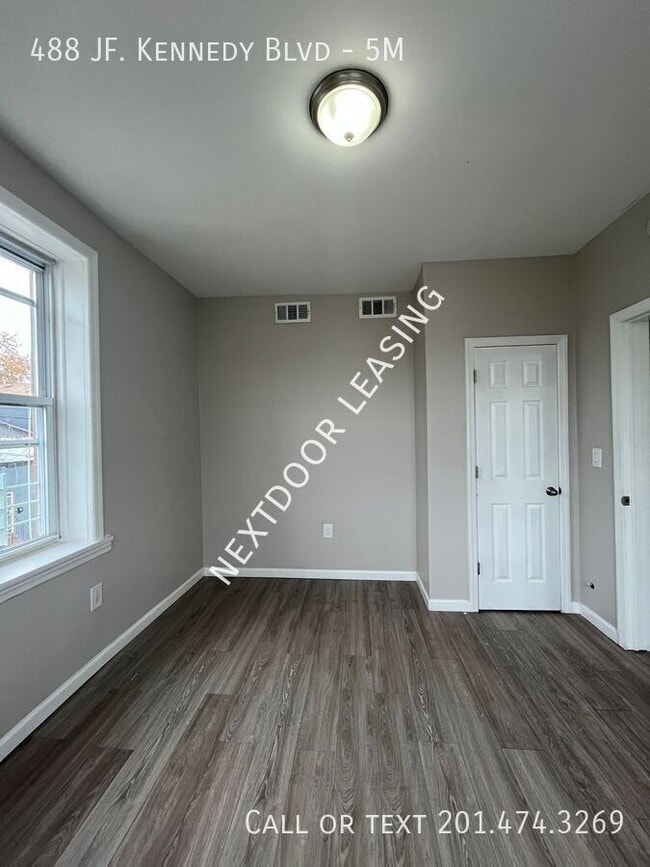 Foto del edificio - 488 John F. Kennedy Blvd