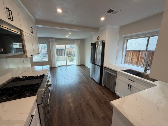 Building Photo - 3 Bed 2.5 Bath Single Family Home In Concord