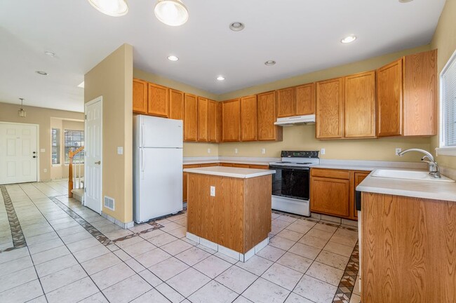 Building Photo - Aurora South - 4 bed 2.5 bath 3 car garage