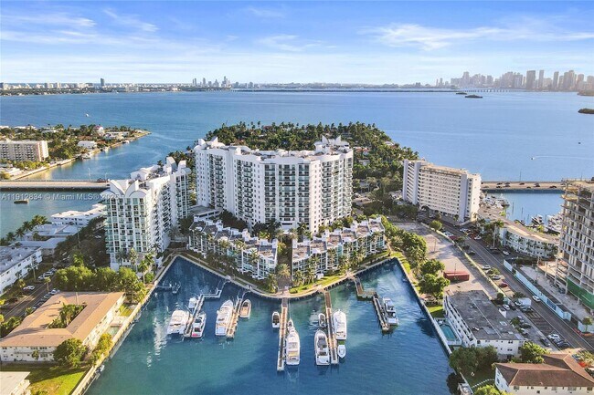 Foto del edificio - 7910 Harbor Island Dr