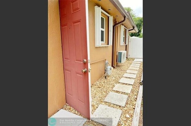 Foto del edificio - Cozy efficiency for rent  with a pool