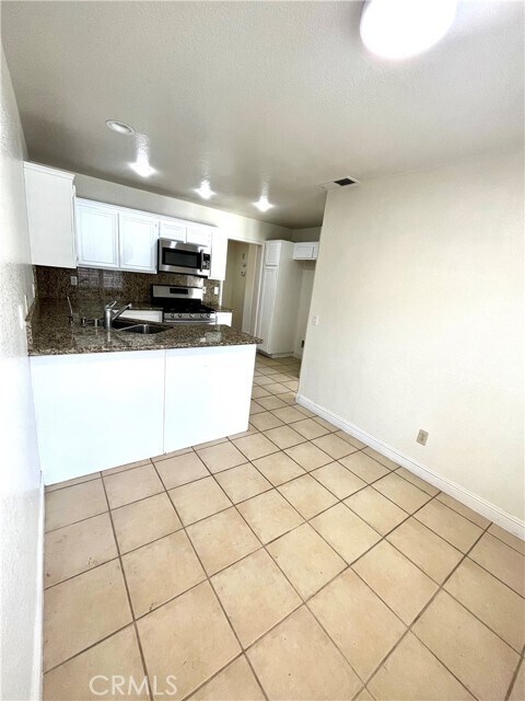 Foto del edificio - 7619 Haven Ave