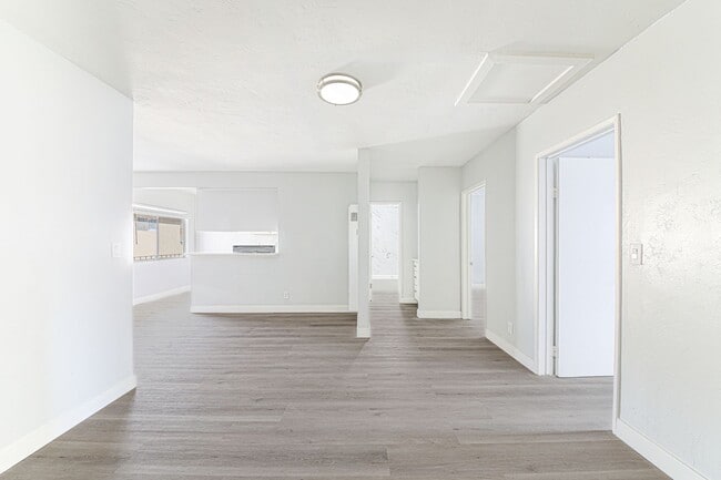 Interior Photo - 811 Gardenia Ave