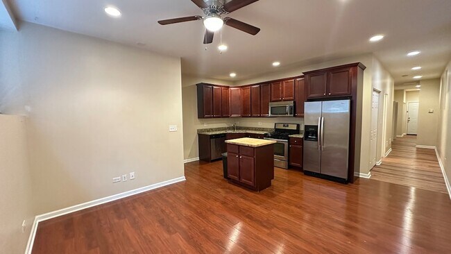 Foto del edificio - 5523 N Sawyer Ave
