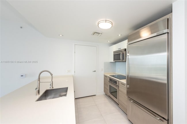 Building Photo - 475 Brickell Ave