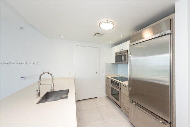 Foto del edificio - 475 Brickell Ave