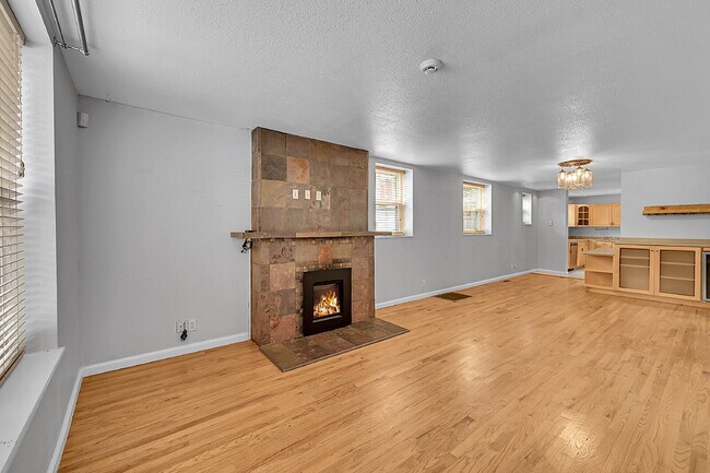 Foto del edificio - $2,095.00 - 3 Bedrooms, 1.5 Bathroom, Town...