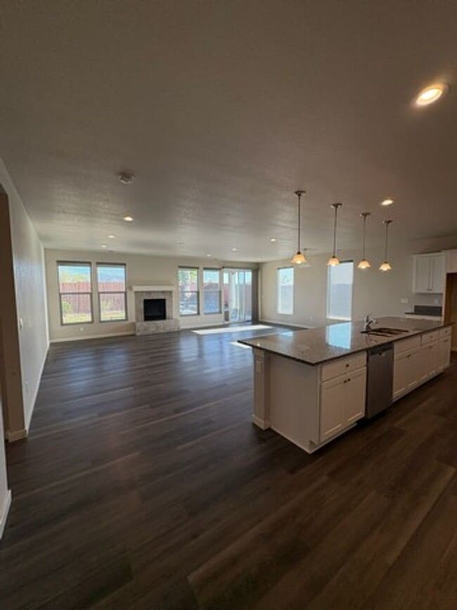 Building Photo - Three Bedroom Two Bath Fernley Home