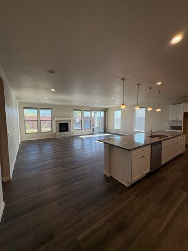 Foto del edificio - Three Bedroom Two Bath Fernley Home