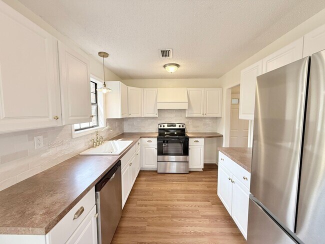 Foto del edificio - Spacious 3-Bed/2-Bath With Large Backyard