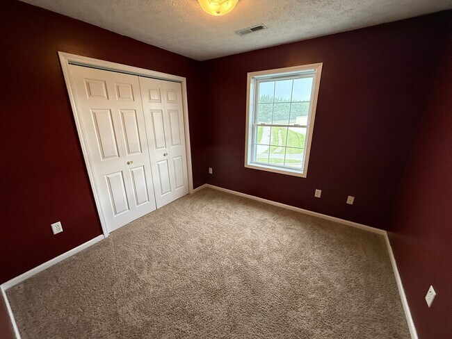 Foto del edificio - Lovely Three Bedroom , One and a Half Bath...