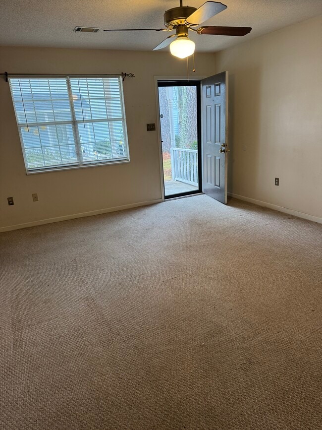 Building Photo - 121 Country Village Ct